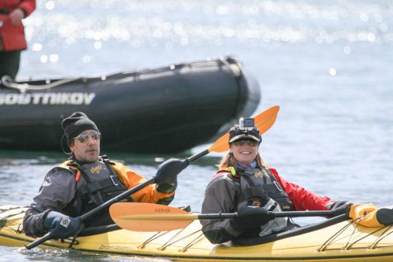 Felizes da vida em nosso caiaque em Ocean Harbour, na Geórgia do Sul